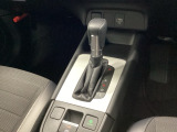 運転席周辺のスマートなレイアウトが、操作のしやすさを実現。快適なドライブをサポートします。手元で操作ができる、電子制御パーキングブレーキ。