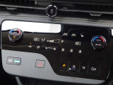 【オートエアコン】運転席と助手席の設定温度をそれぞれ独立して調整できるエアコン独立温度調整機能が搭載されており、後席エアコン吹き出し口も装備しています♪