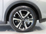 純正のアルミホイール装着車です。タイヤサイズは195/60R17です。