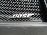 BOSEサウンドシステムを搭載。「良い音を出す」ではなく、その車種のごとに特徴を計算(車種専用設計)し、「反響音」を作り出すことによってどの座席でも自分中心で音が聴こえ、「心地よい空間」を作り出します。