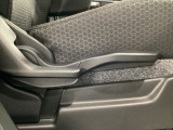 運転席にはドライバーの体型や好みに応じて前後方向だけでなく、高さの調整ができるシートリフターを装備!