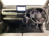 車内は光触媒抗菌消臭施工済です。スタイリッシュなデザインで暖かみのあるインパネ周りを演出します。グローブボックスやカップホルダーのほかにトレーなどたくさんの収納スペースが装備されています。