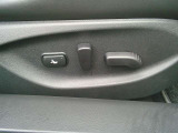 電動でシート位置を調整できます。