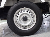 ホイールは車のデザインにマッチした専用タイプです。