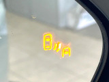 【ブラインドスポットモニター】走行中、ドアミラーの死角になりやすい箇所に後続車が接近するとサイドミラーのレンズに警告を表示!ドライバーに注意喚起をしてくれます。