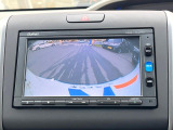 【バックカメラ】駐車時に後方がリアルタイム映像で確認できます。大型商業施設や立体駐車場での駐車時や、夜間のバック時に大活躍!運転スキルに関わらず、今や必須となった装備のひとつです!