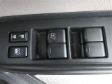 もちろん全席パワーウインドー付。運転席から操作できて便利です。