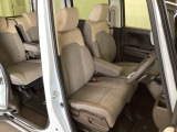 女性でも運転がしやすいように、シートの高さ調整機能(シートリフター)がついています。運転席と助手席の間が空いている為、助手席側への移動がスムーズです。交通量の多い道でも助手席側から乗り降りができます。