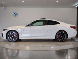 BMWではロングホイールベースの採用をしており、すべての車種に適用され、走行中の安定感の向上されております。また室内空間の広さにも貢献しております。