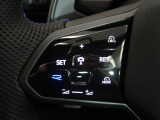 ◆クルーズコントロールにレーダーセンサーを組み合わせ、先行車を測定し設定されたスピードを上限に自動で加減速を行います。一定の車間距離を維持することで、長距離走行でのドライバーの疲労を低減させます。