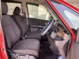Hondaセンシング搭載ミリ波レーダーと単眼カメラで、クルマの前方の状況を認識。ブレーキやステアリングの制御技術と協調し、安心・快適な運転や事故回避を支援する先のシステムです