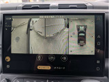360&deg;サラウンドカメラ】全周囲のカメラを繋ぎ合わせ上からのアングルを画面上に映し出します。見やすい為バックも安全に運転できます。