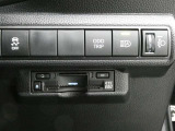 オートマチックハイビームとは、先行車や対向車のライトを認識し、ハイビームとロービームを自動で切り替える機能です。夜道の視界を確保します。詳細は販売店スタッフまでおたずねください。