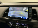 リバースギアに入れるだけで後方の表示へ切り替わります。夜間や雨の日の駐車も楽になりますよ。