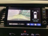 バックギアに入れますとご覧のような画像に自動的に切り替わります。車庫入れ時に役立ちます。