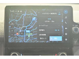 【ナビ機能付きディスプレイオーディオ】視認性が高いディスプレイ付きオーディオを装備、操作性も良好で直感的なソース選択が可能です。