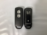 スマートキーを装備しています。鍵を差し込むことなくドアロックの開け閉めと、スタートボタン操作でのエンジンスタートができます。スペアキーも同じものを用意しております。