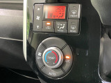 【オートエアコン】一度お好みの温度に設定すれば、車内の温度を検知し風量や温度を自動で調整。暑い&hellip;寒い&hellip;と何度もスイッチ操作をする必要はありません。快適な車内空間には必須の機能ですね♪
