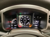 スピードメーターとタコメーターを大きく配した見やすいメーター部になっています。右側のインフォメーション画面でオドメーターや燃費などの情報を確認できます。