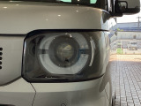 LEDヘッドライトは、点灯の瞬間から最大光量を発揮し、突然暗くなるトンネルなどでの安定感を高めます。