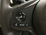 ハンドルにオーディオの操作スイッチが装備されています。視線を前方から外さずハンドルから手を離さずに操作できるので安心です。