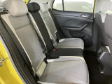 後部座席もあくまで広くゆったりです。VWのシートは固めで座る場所を大きく作成しております,長時間乗っていただいても疲れにくくなっております。