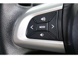 運転中にステアリングから手を離さなくてもオーディオ操作が出来るスイッチを装備しています。走行中に視線を逸らさず出来る手元操作は安全運転につながります。