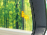 【ブラインドスポットモニター】走行中、ドアミラーの死角になりやすい箇所に後続車が接近するとサイドミラーのレンズに警告を表示!ドライバーに注意喚起をしてくれます。