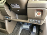 左側に高速で便利なETCがあり、横滑りを防ぐVSAなどのスイッチは、運転席の右側、手の届きやすい位置にあります。