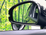 【ブラインドスポットインフォメーション】走行中、ドアミラーの死角になりやすい箇所に後続車が接近するとサイドミラー付近に警告を表示、ドライバーに注意喚起をしてくれます。