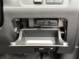【ETC】有料道路を利用する際に料金所で停止することなく通過できる、ETC車載器(ノンストップ自動料金収受システム機器)が装備されています。セットアップを行うことで利用可能になります。