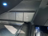 充電用USB端子付き。スマートフォンなどの充電に便利です。