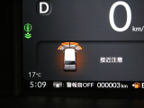 【パーキングセンサー】センサーが周辺の障害物を検知。音とディスプレー表示で障害物との距離をお知らせし、ドライバーに注意を促します。バックでの駐車時や狭い駐車場での出庫時などに役立ちます。