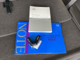メンテナンスノート【整備記録簿】、取説も揃っています。スマートキーはバッグなどにしまったままボタン操作でエンジンの始動・停止ができて大変便利です。