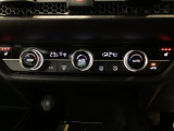 オートエアコンは左右席で独立温度コントロールが可能です。運転席はキンキンに冷やして助手席はマイルドにと言った設定が可能です☆暑さ寒さでケンカすることもなくなりますね♪