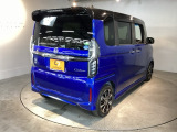 スポーティー&スタイリッシュな、大型テールゲートスポイラー