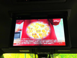 【フリップダウンモニター】大画面モニターで後席でもエンタメをお楽しみいただけます。小さなお子様にも大人気の装備です♪