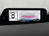 狭い場所での駐車やすれ違いなどでより的確な運転操作に役立つ360&deg;ビューモニターが装備されています。