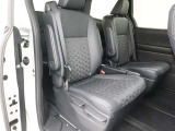 リアシートも厚く、長時間の移動もらくらくです!車種によってはラゲージスペースやトランクへのアクセスも可能!乗り心地・使い勝手共に充実です!!