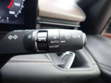 オートライト機能が装備されており暗い場所に入ると車両が検知しライトのON・OFFを自動的に切り替えてくれますので非常に便利な装備です♪