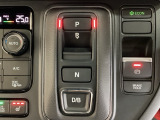 シフトはセレクトレバーのなくなったエレクトリックギアセレクターになっています。「e:HEV」搭載車ですので、日常シーンのほとんどをモーターで走行し、状況に応じあらゆる領域で優れた燃費走行を実現します。