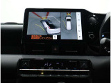 サイドクリアランスビュー表示中に、旋回時の運転操作に合わせて自動で車両を斜め後方から見たような映像を表示。