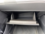 【グローブボックス】大容量のグローブボックスです!!車検証ケース他、日頃使う小物類の収納スペースもたくさんあります!