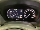 ハイブリット車専用のメーターです。右側の大型スピードメーターに加え、ステアリングスイッチを使って左のマルチインフォメーション・ディスプレイで燃費や動力伝達などの情報が見れるようになっています。