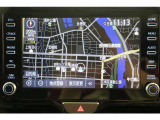スマホやiPhoneと連携し、対応アプリを表示させて使うディスプレイオーディオ。使い慣れた従来のトヨタ車載ナビが利用できるエントリーナビキットを装着しています。