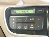 【オートエアコン】一度お好みの温度に設定すれば、車内の温度を検知し風量や温度を自動で調整。暑い&hellip;寒い&hellip;と何度もスイッチ操作をする必要はありません。快適な車内空間には必須の機能ですね♪