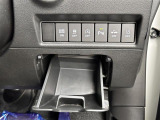 【車線逸脱警報機能】路側へはみ出しそうな時、カメラが道路の端を認識して、ブザーとメーター内表示でお知らせします!機能には限界があるためご注意ください。