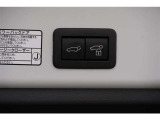 【クローザー】 スイッチを押すと電動でバックドアが閉まります。