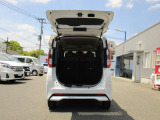 バックドアは雨でも荷が濡れにくい上開き跳ね上げ式。レジャーやショッピングの荷物も積みやすそうですね!
