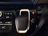 オートマチックシフトレバーは、手になじみ操作しやすい形状で安全運転にもつながります♪